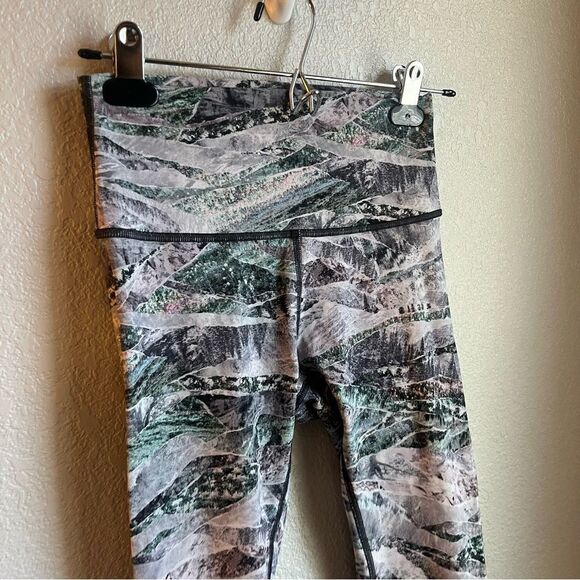 Lululemon Wunder Under High-Rise Tight 25" *Full-On Luxtreme
Springscape Multi - Picture 7 of 10